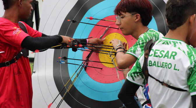 Juan Diego Salazar de rojo en plena competencia en el Nacional de Tiro con Arco en Medellin