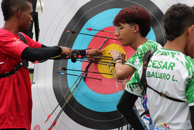 Juan Diego Salazar de rojo en plena competencia en el Nacional de Tiro con Arco en Medellin